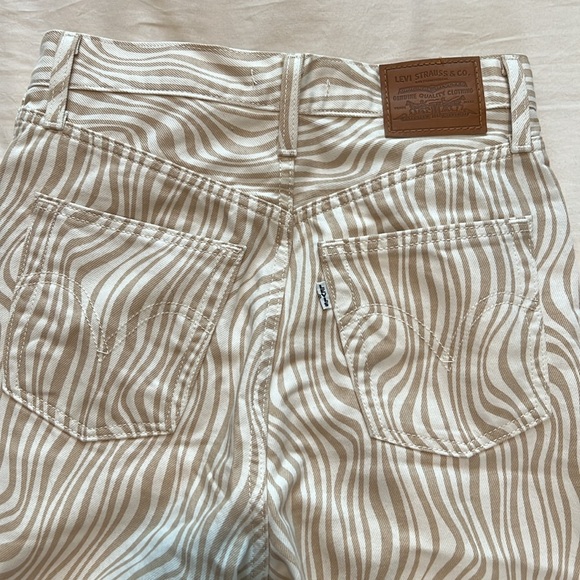 Levi's Ribcage Straight Ankle Jeans in Optic Wavy Heat - Picture 5 of 9